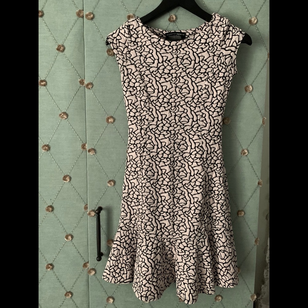 Dorothy Perkins
Black/Pale pink pattern mini dress